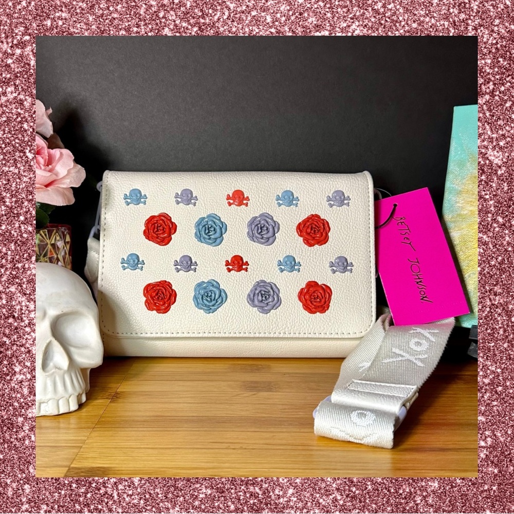 Betsey Johnson Skull and Roses White Crossbody Bag 💀🌹